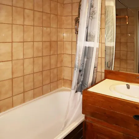 Apartment Grand Renove Pour 4 Personnes Au Centre De La Station Avec Acces Direct Aux Pistes - Fr-1-322-518